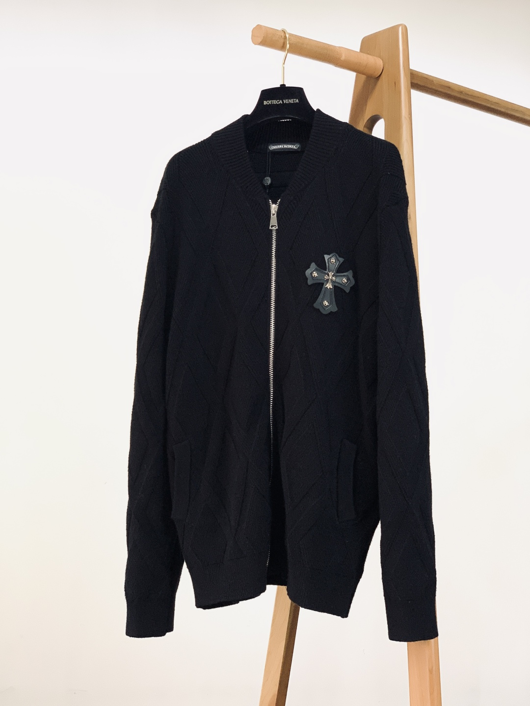 Chrome Hearts 克罗心 2025FW秋冬新品 菱格针织拉链开衫电商文案。甄选高支羊毛混纺面料
