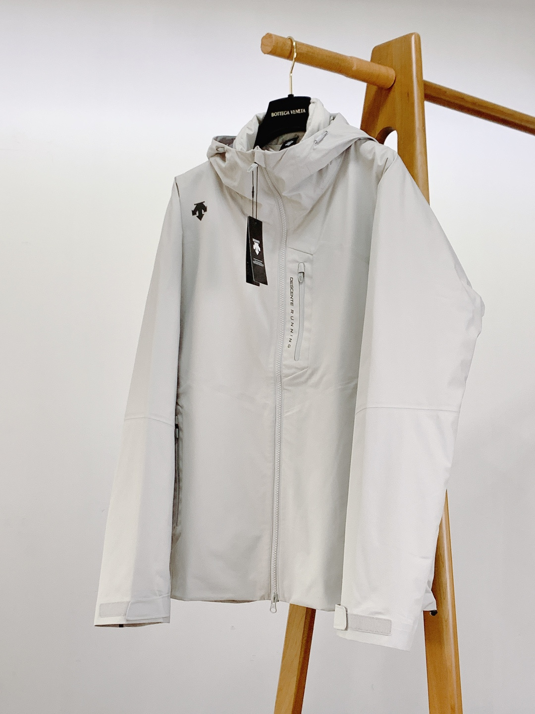 DESCENTE 迪桑特 2025FW秋冬新品男士三合一冲锋羽绒服。采用专业户外防风防水面料，抗风抗寒耐