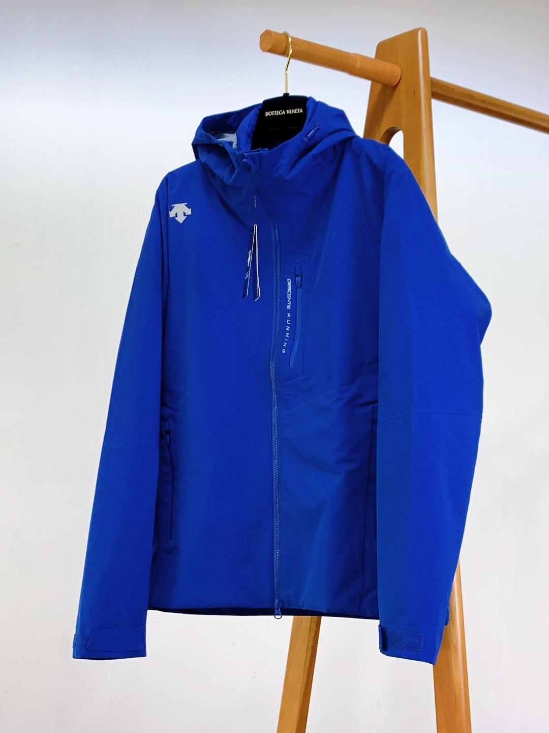 DESCENTE 迪桑特 2025FW秋冬新品男士三合一冲锋羽绒服。采用专业户外防风防水面料，抗风抗寒耐