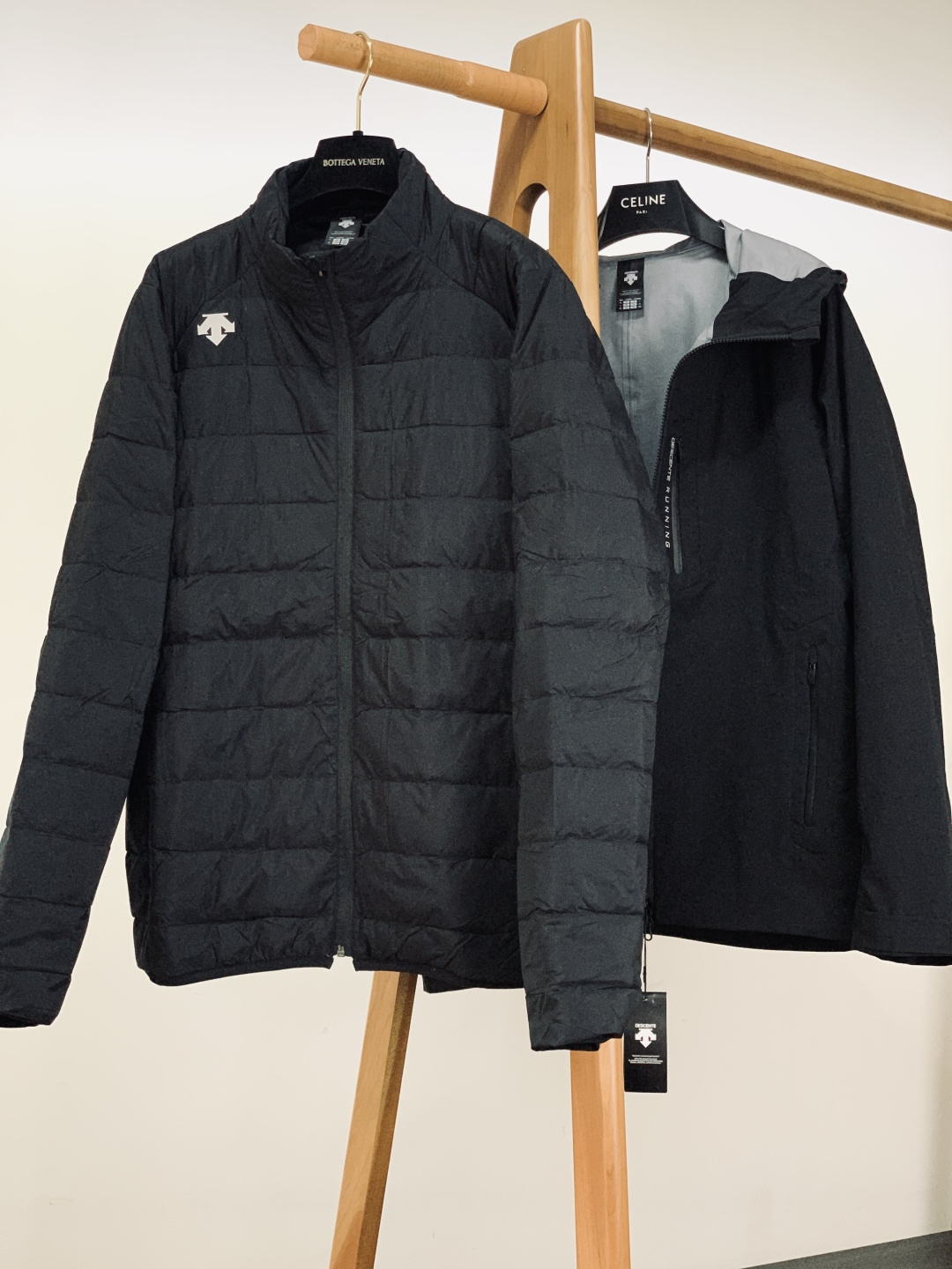 DESCENTE 迪桑特 2025FW秋冬新品男士三合一冲锋羽绒服。采用专业户外防风防水面料，抗风抗寒耐