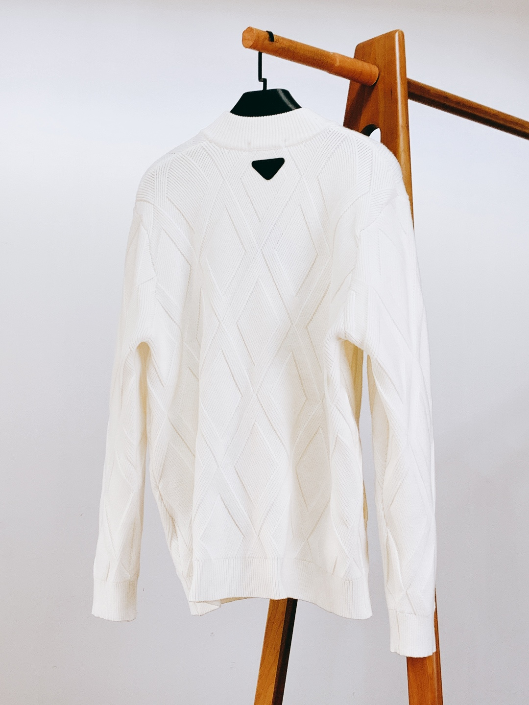 Prada 普拉达 2025FW秋冬新品 菱格针织拉链开衫。精选高支美利奴羊毛织造，纤维细腻柔韧，触感软