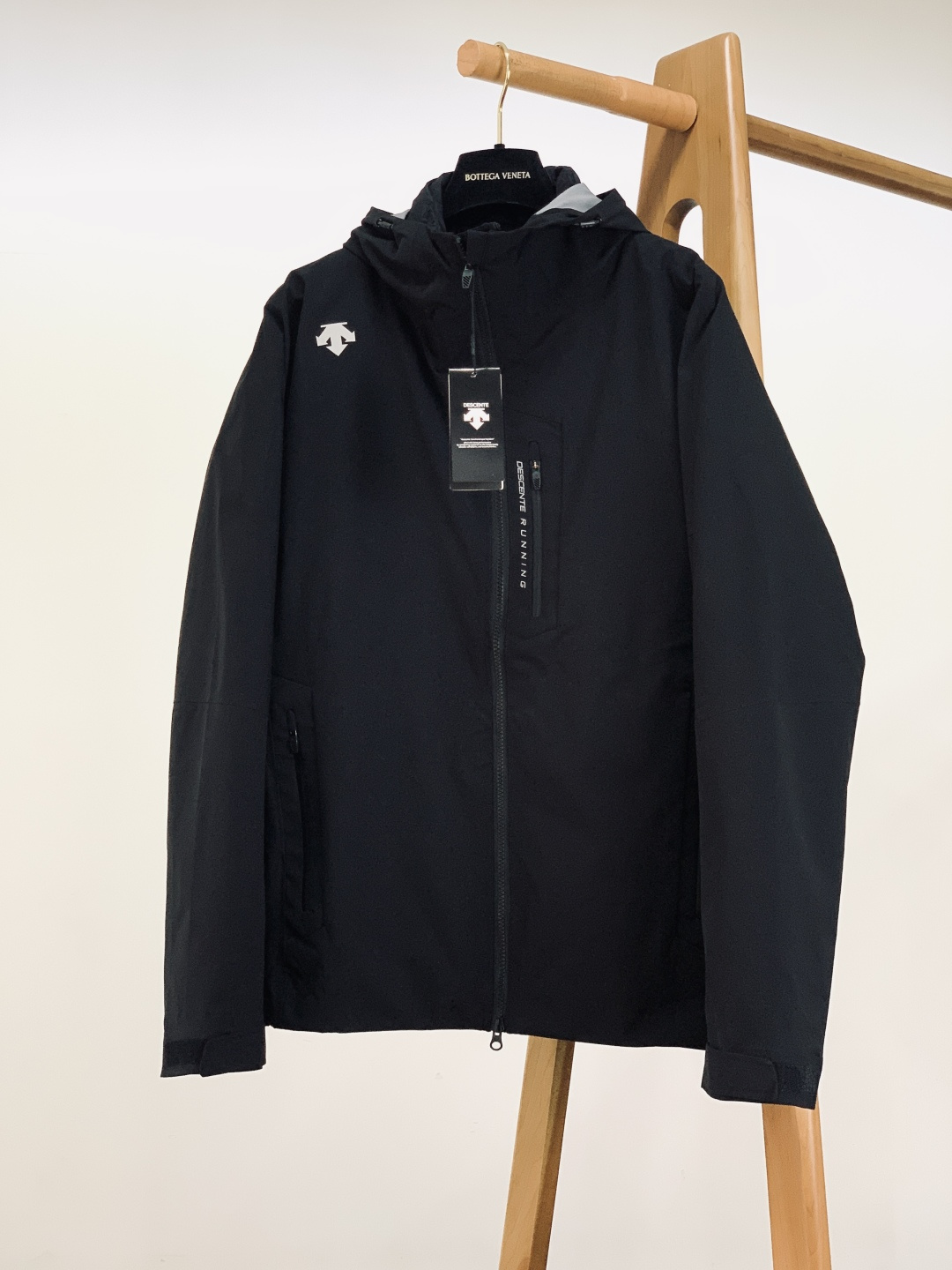 DESCENTE 迪桑特 2025FW秋冬新品男士三合一冲锋羽绒服。采用专业户外防风防水面料，抗风抗寒耐