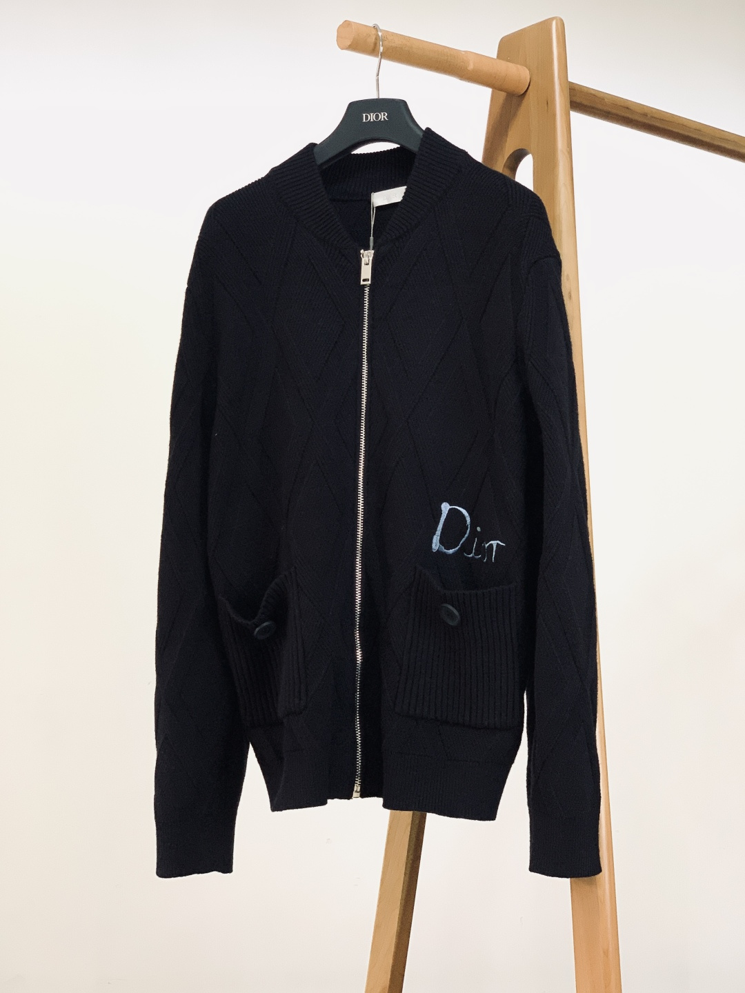 Dior Homme 迪奥·桀傲 2025FW秋冬新品 菱格针织拉链开衫。甄选优质羊毛混纺打造，纤维柔软