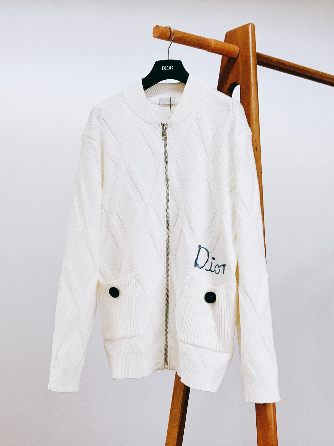 Dior Homme 迪奥·桀傲 2025FW秋冬新品 菱格针织拉链开衫。甄选优质羊毛混纺打造，纤维柔软