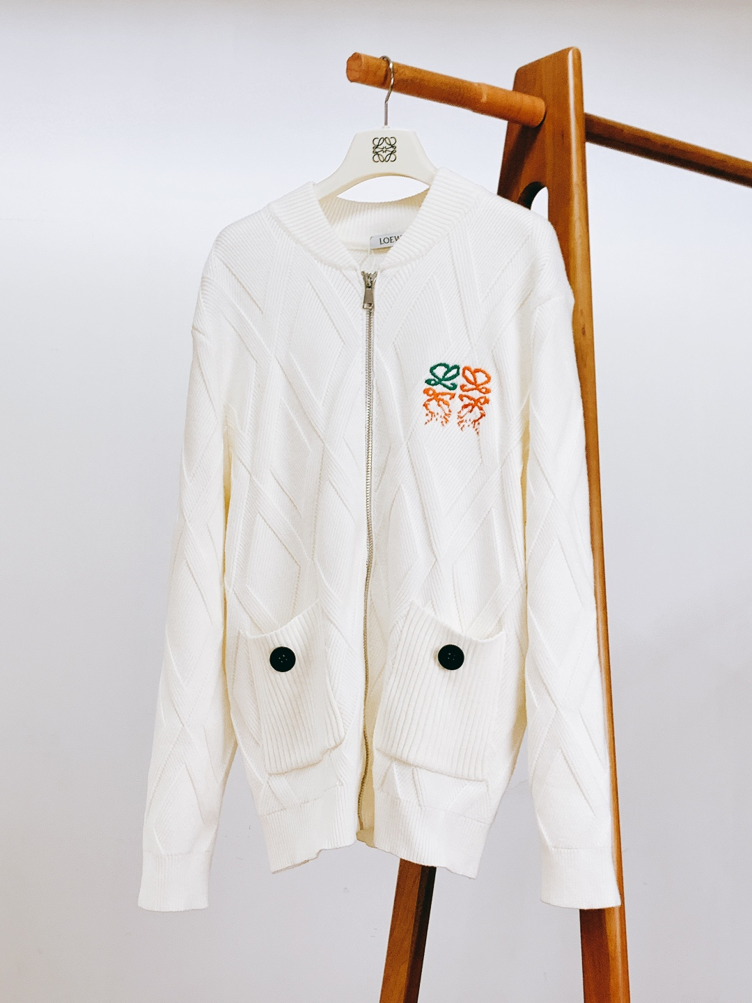 Loewe 罗意威 2025FW秋冬新品 菱格针织拉链开衫。甄选优质羊毛混纺打造，针织纹理密实不易变形，