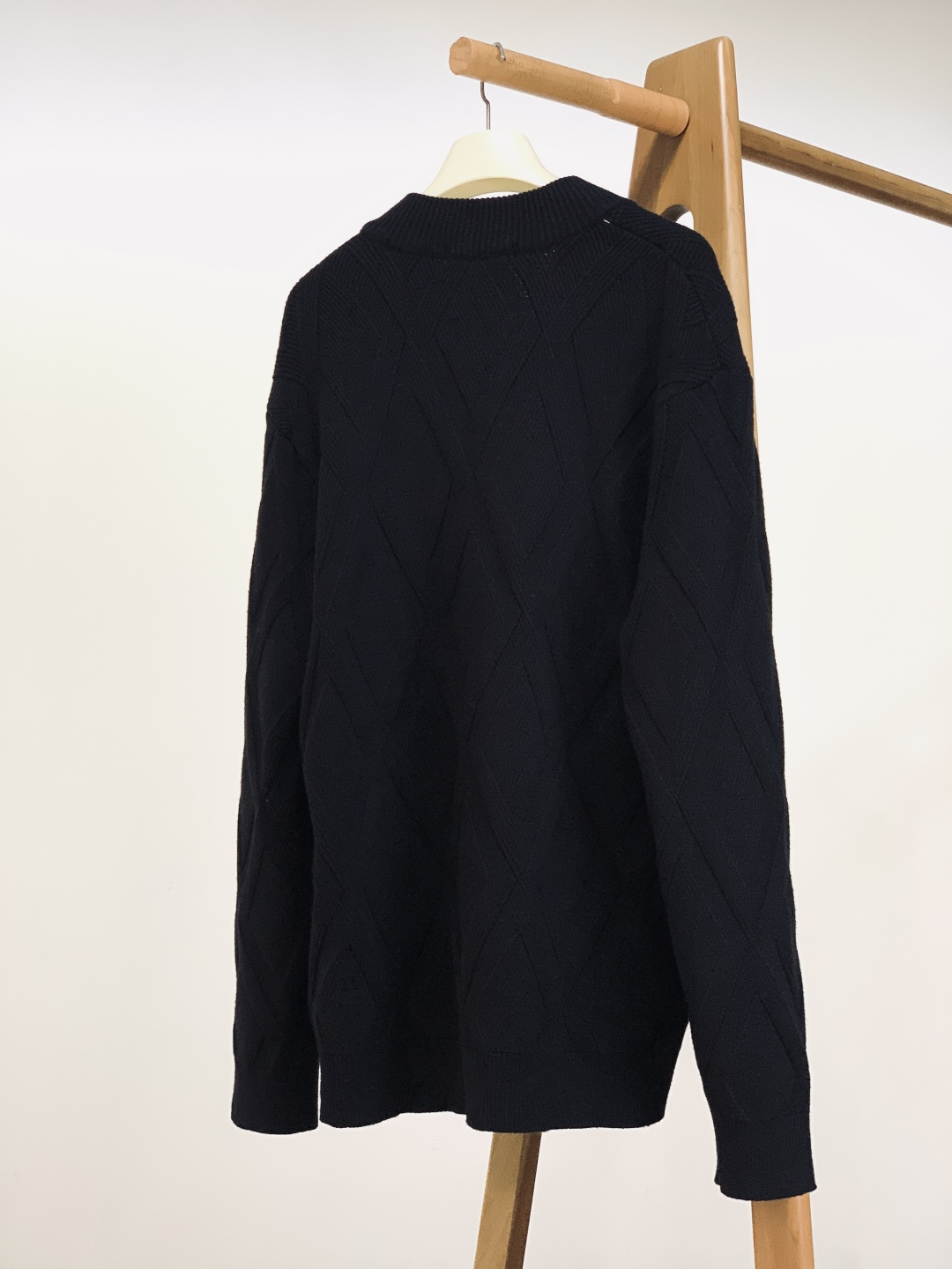 Loewe 罗意威 2025FW秋冬新品 菱格针织拉链开衫。甄选优质羊毛混纺打造，针织纹理密实不易变形，