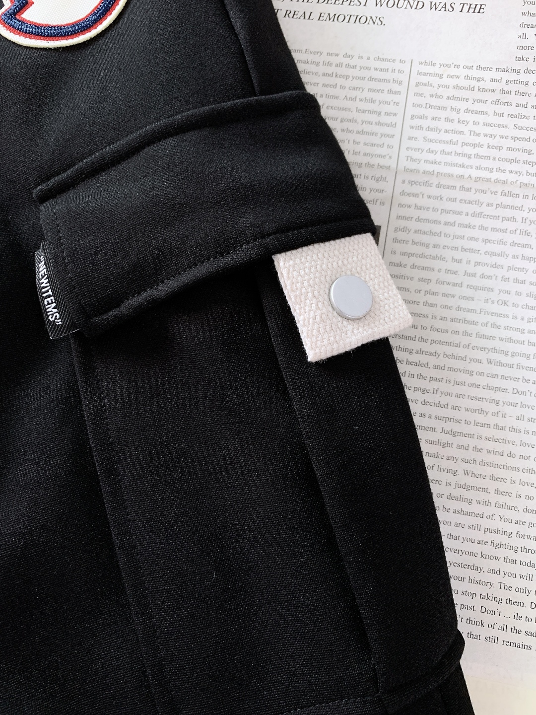 Moncler 蒙口 2025FW秋冬新品 休闲工装羽绒裤帅到没朋友！经典黑调撞色品牌徽章，工装大口袋+