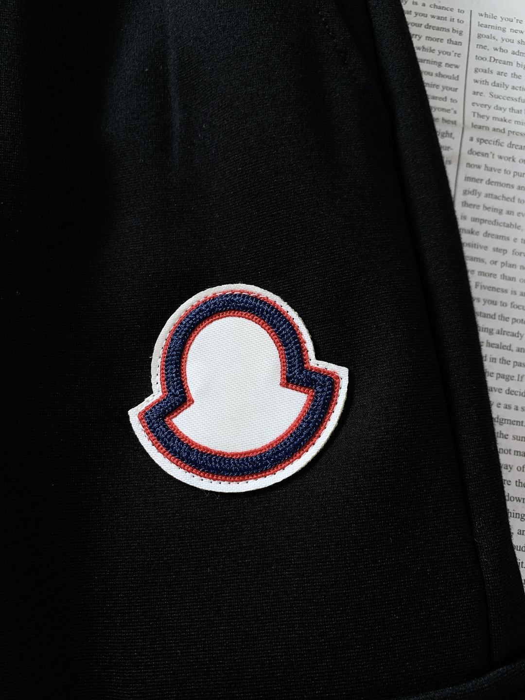 Moncler 蒙口 2025FW秋冬新品 休闲工装羽绒裤帅到没朋友！经典黑调撞色品牌徽章，工装大口袋+