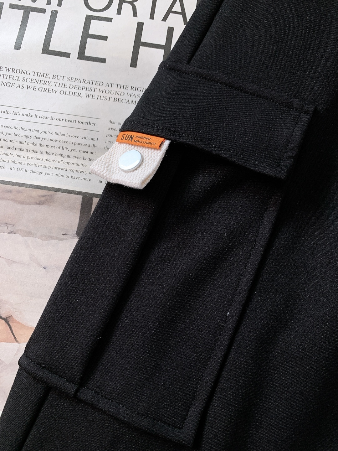 Moncler 蒙口 2025FW秋冬新品 休闲工装羽绒裤帅到没朋友！经典黑调撞色品牌徽章，工装大口袋+