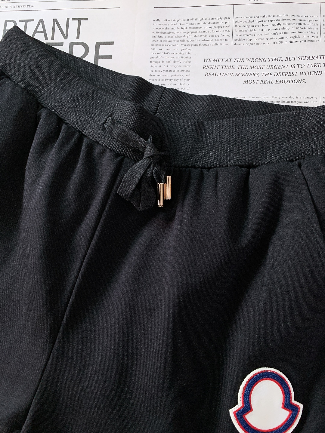 Moncler 蒙口 2025FW秋冬新品 休闲工装羽绒裤帅到没朋友！经典黑调撞色品牌徽章，工装大口袋+