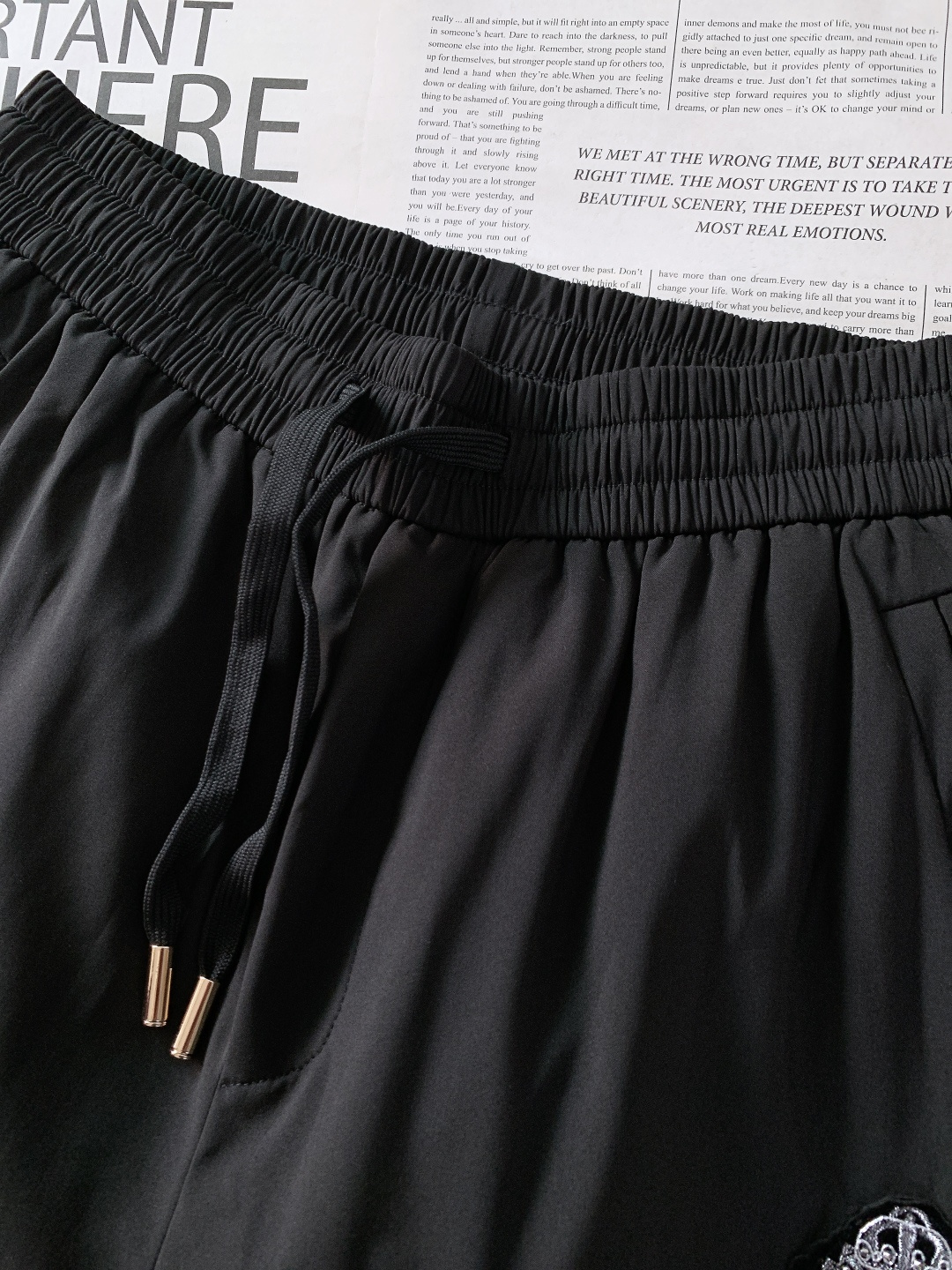 LouisVuitton 路易威登 2025FW秋冬新品 休闲羽绒裤。经典黑调搭配珠绣老花徽章，金属绳扣