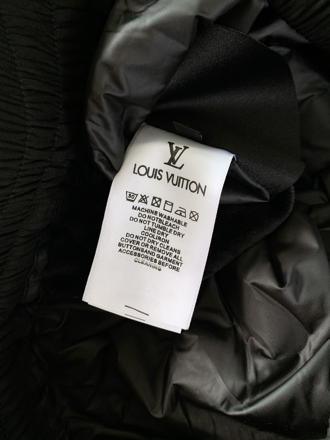 LouisVuitton 路易威登 2025FW秋冬新品 休闲羽绒裤。经典黑调搭配珠绣老花徽章，金属绳扣