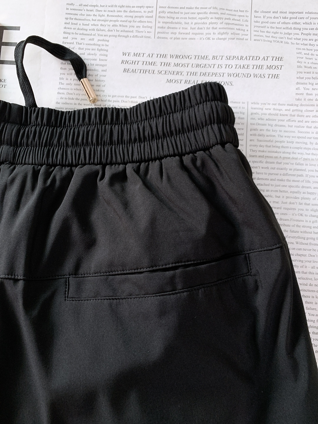 LouisVuitton 路易威登 2025FW秋冬新品 休闲羽绒裤。经典黑调搭配珠绣老花徽章，金属绳扣