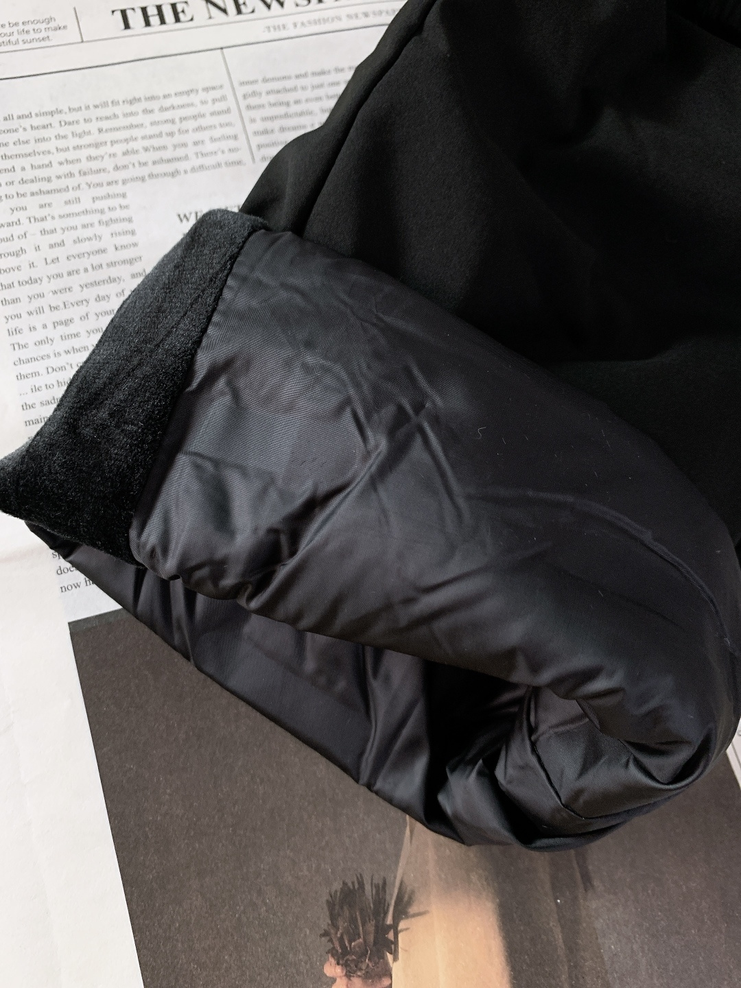 LouisVuitton 路易威登 2025FW秋冬新品 休闲羽绒裤。经典黑调搭配珠绣老花徽章，金属绳扣