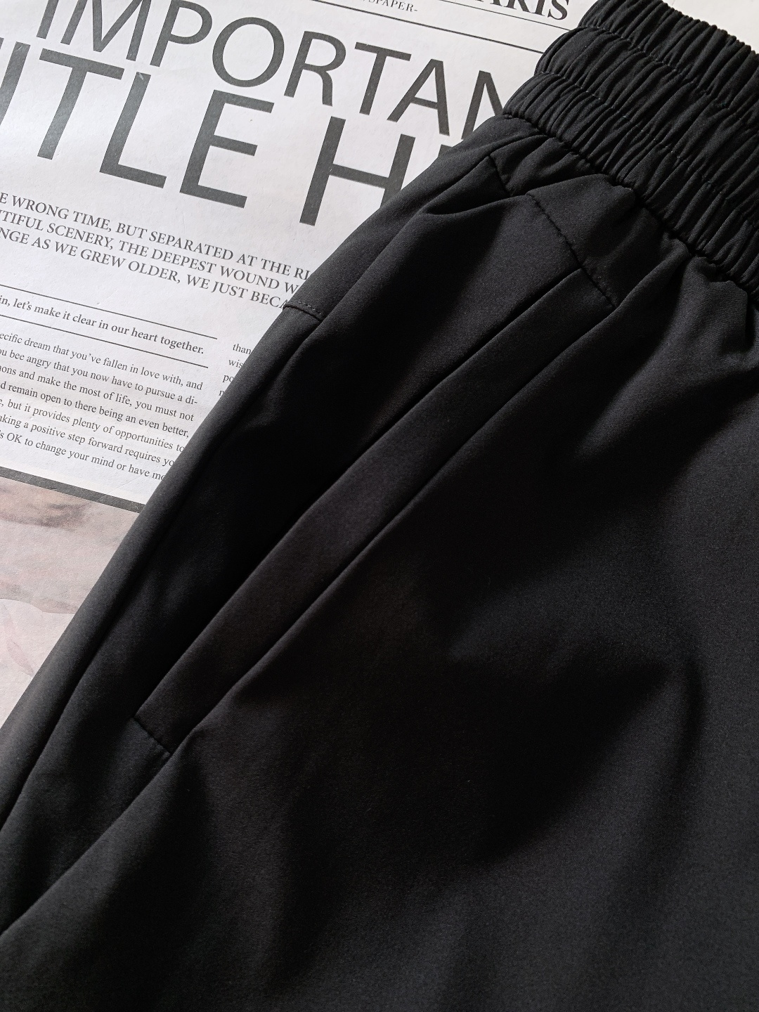 LouisVuitton 路易威登 2025FW秋冬新品 休闲羽绒裤。经典黑调搭配珠绣老花徽章，金属绳扣