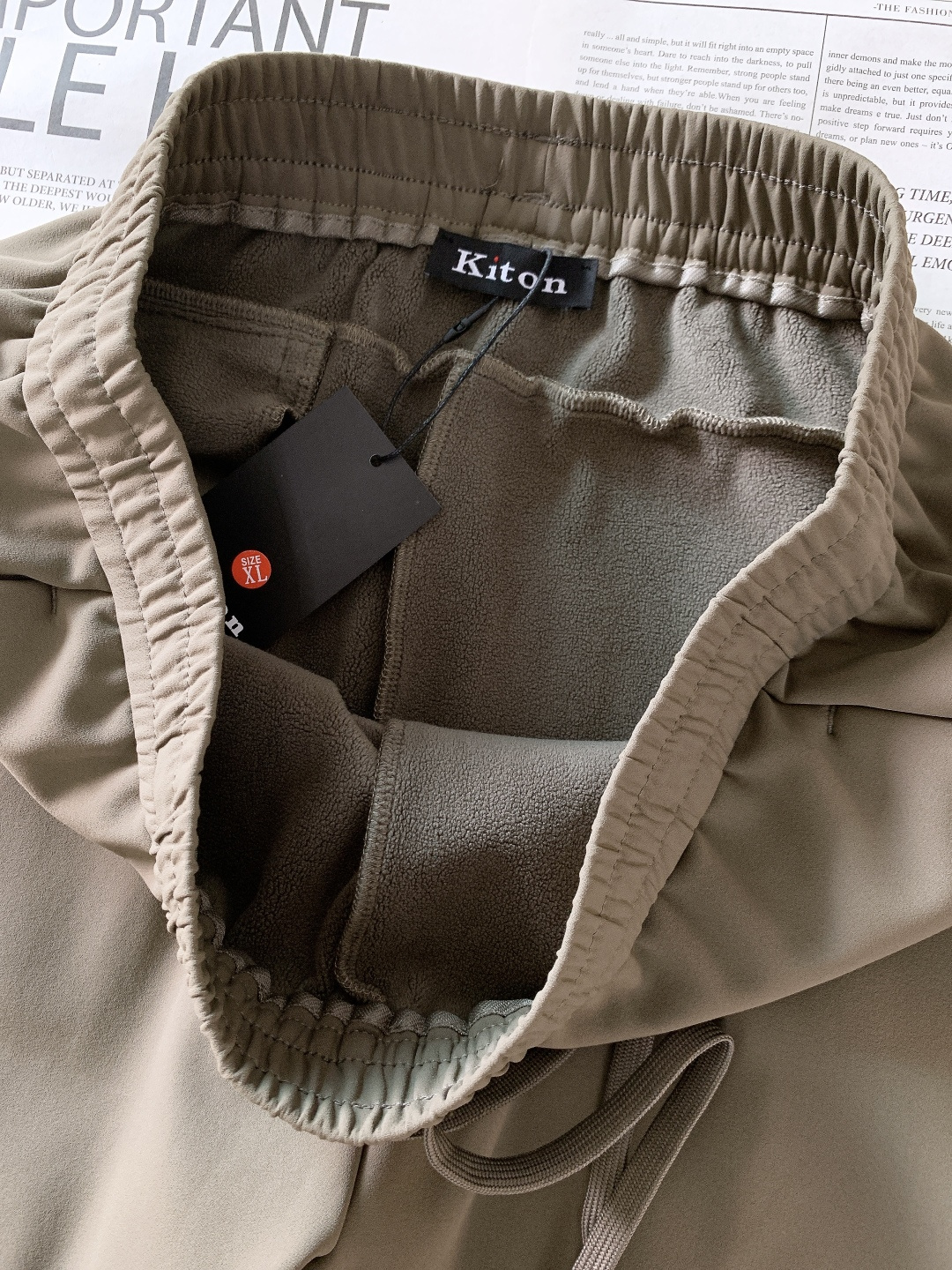 Kiton 奇顿 2025FW秋冬新品加绒休闲裤把意式高端质感拉满！细腻面料搭配软糯加绒内里，保暖又亲肤