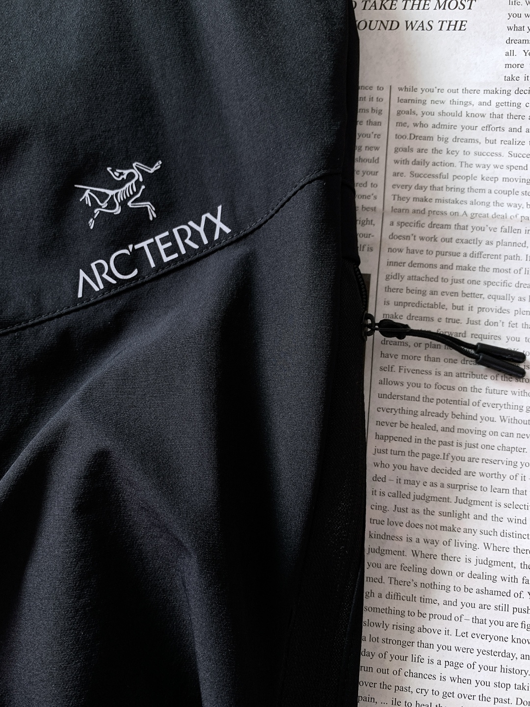 ARCTERYX 始祖鸟 2025FW秋冬新品户外休闲裤，轻量化面料加持，自带腰带+多拉链口袋设计，户外