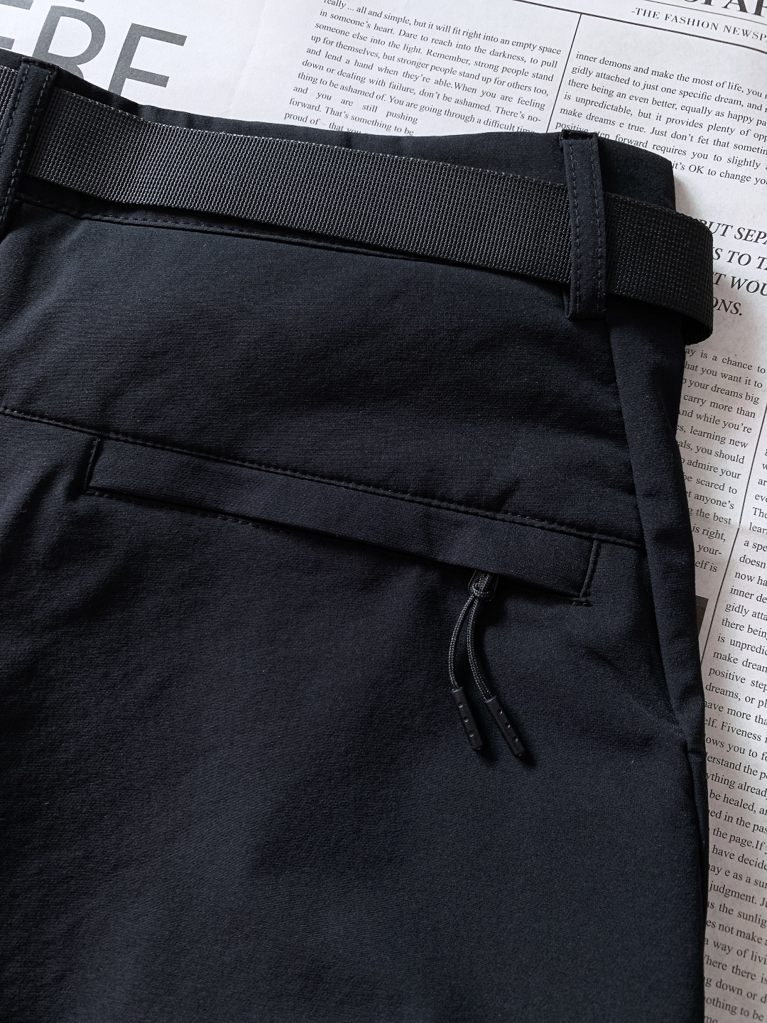 ARCTERYX 始祖鸟 2025FW秋冬新品户外休闲裤，轻量化面料加持，自带腰带+多拉链口袋设计，户外