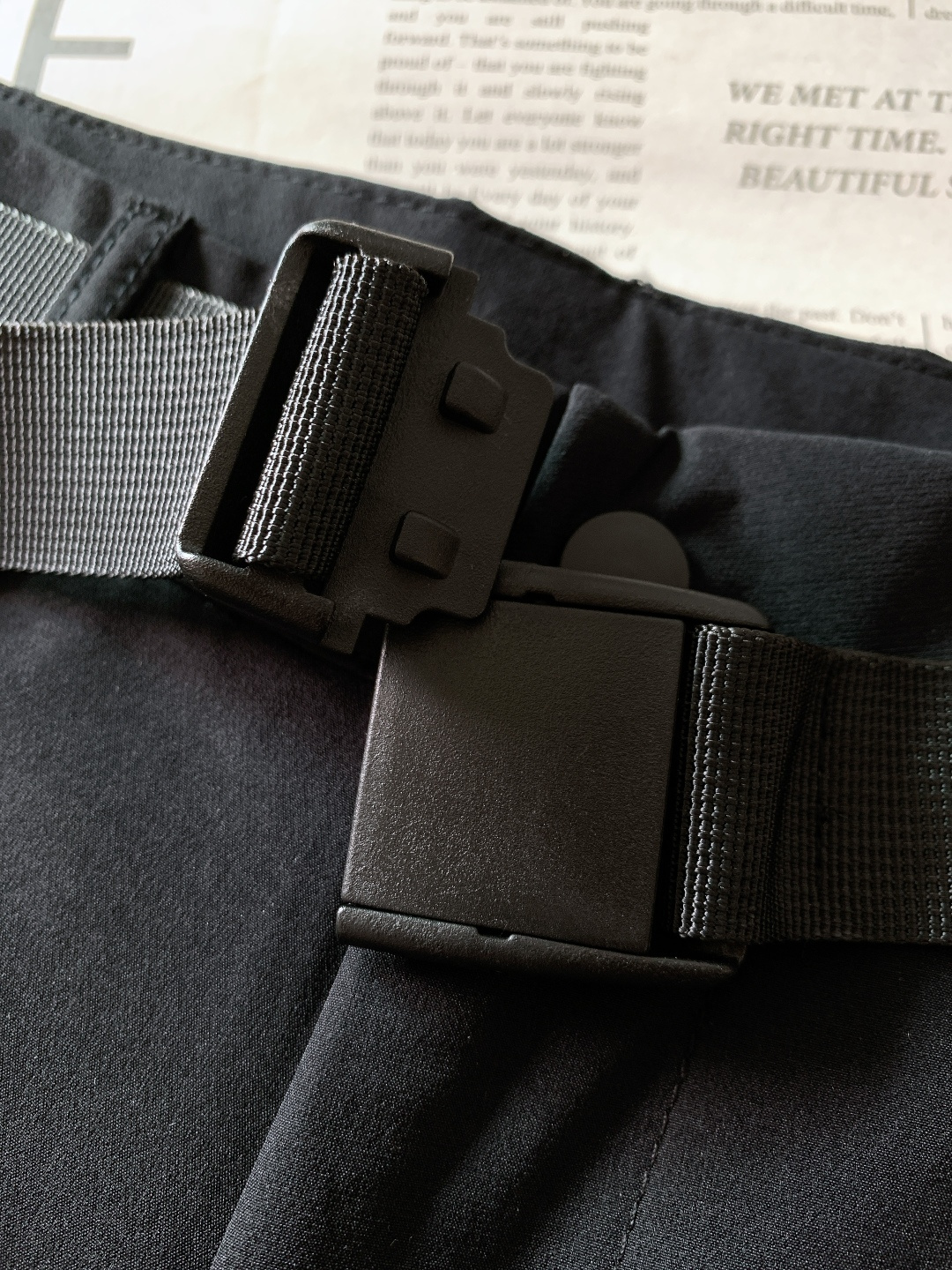 ARCTERYX 始祖鸟 2025FW秋冬新品户外休闲裤，轻量化面料加持，自带腰带+多拉链口袋设计，户外