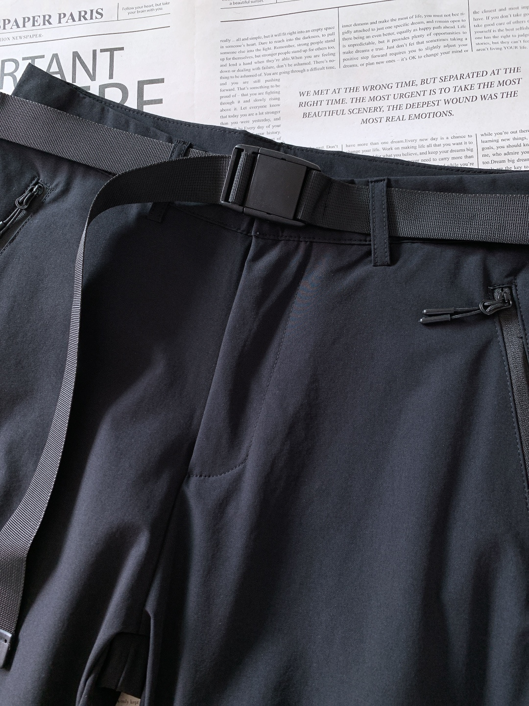 ARCTERYX 始祖鸟 2025FW秋冬新品户外休闲裤，轻量化面料加持，自带腰带+多拉链口袋设计，户外