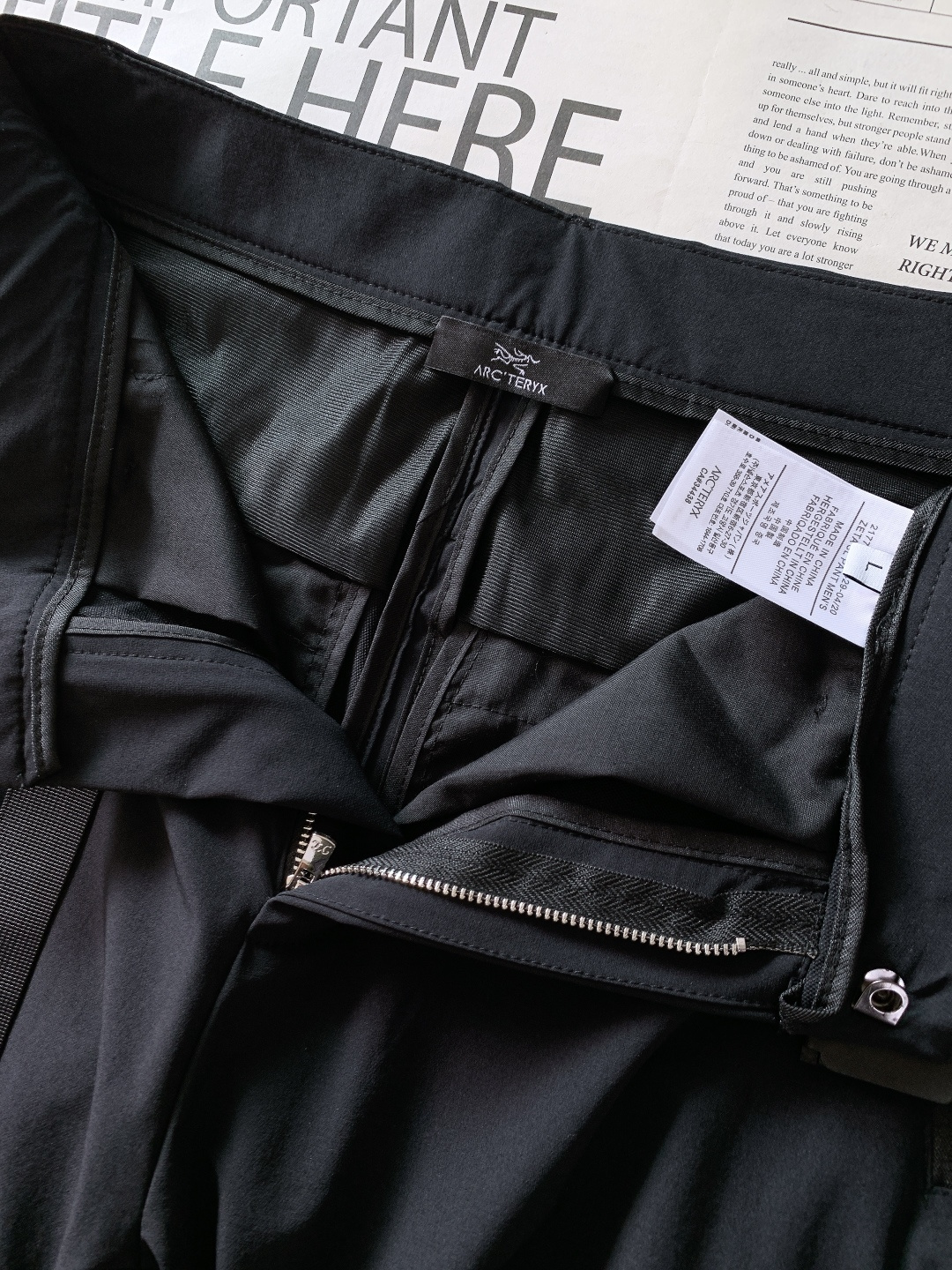 ARCTERYX 始祖鸟 2025FW秋冬新品户外休闲裤，轻量化面料加持，自带腰带+多拉链口袋设计，户外