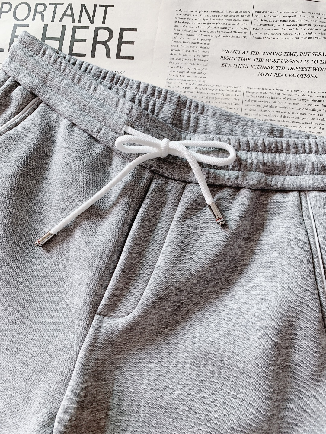 Thom Browne 汤姆·布朗 2025FW秋冬新品 经典四杠学院风休闲裤，经典四条纹元素撞色黑白灰