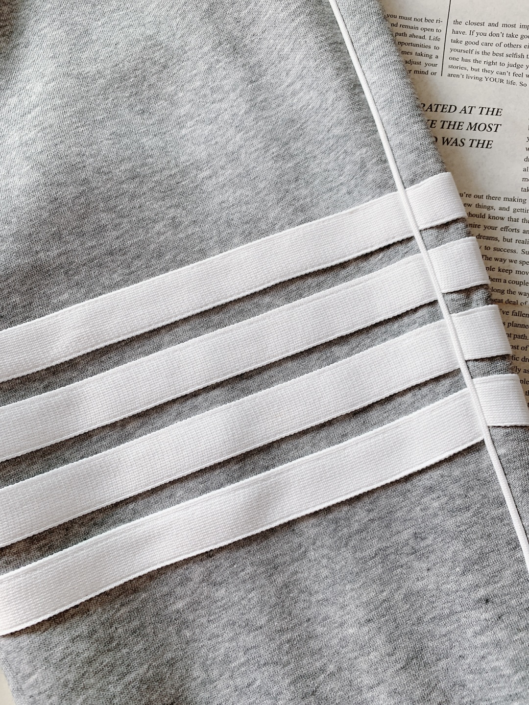 Thom Browne 汤姆·布朗 2025FW秋冬新品 经典四杠学院风休闲裤，经典四条纹元素撞色黑白灰