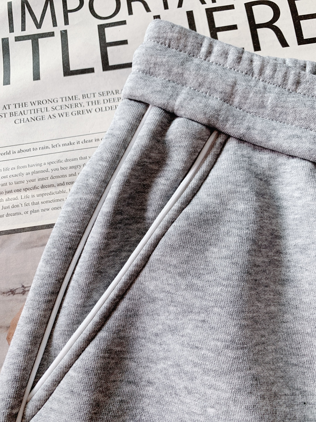 Thom Browne 汤姆·布朗 2025FW秋冬新品 经典四杠学院风休闲裤，经典四条纹元素撞色黑白灰