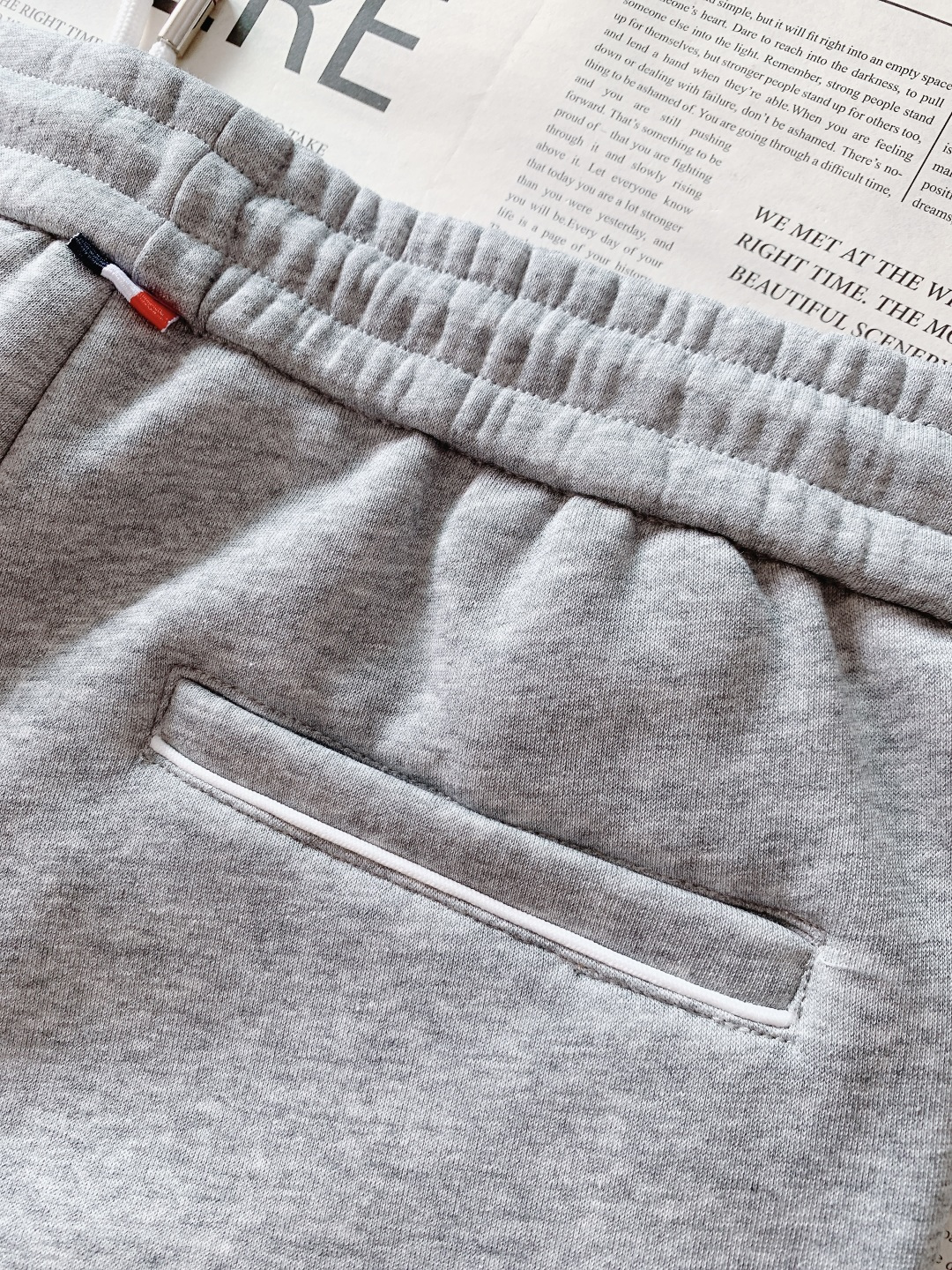 Thom Browne 汤姆·布朗 2025FW秋冬新品 经典四杠学院风休闲裤，经典四条纹元素撞色黑白灰