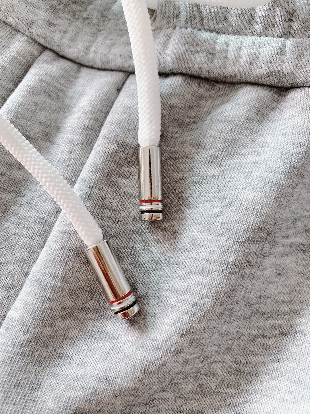 Thom Browne 汤姆·布朗 2025FW秋冬新品 经典四杠学院风休闲裤，经典四条纹元素撞色黑白灰