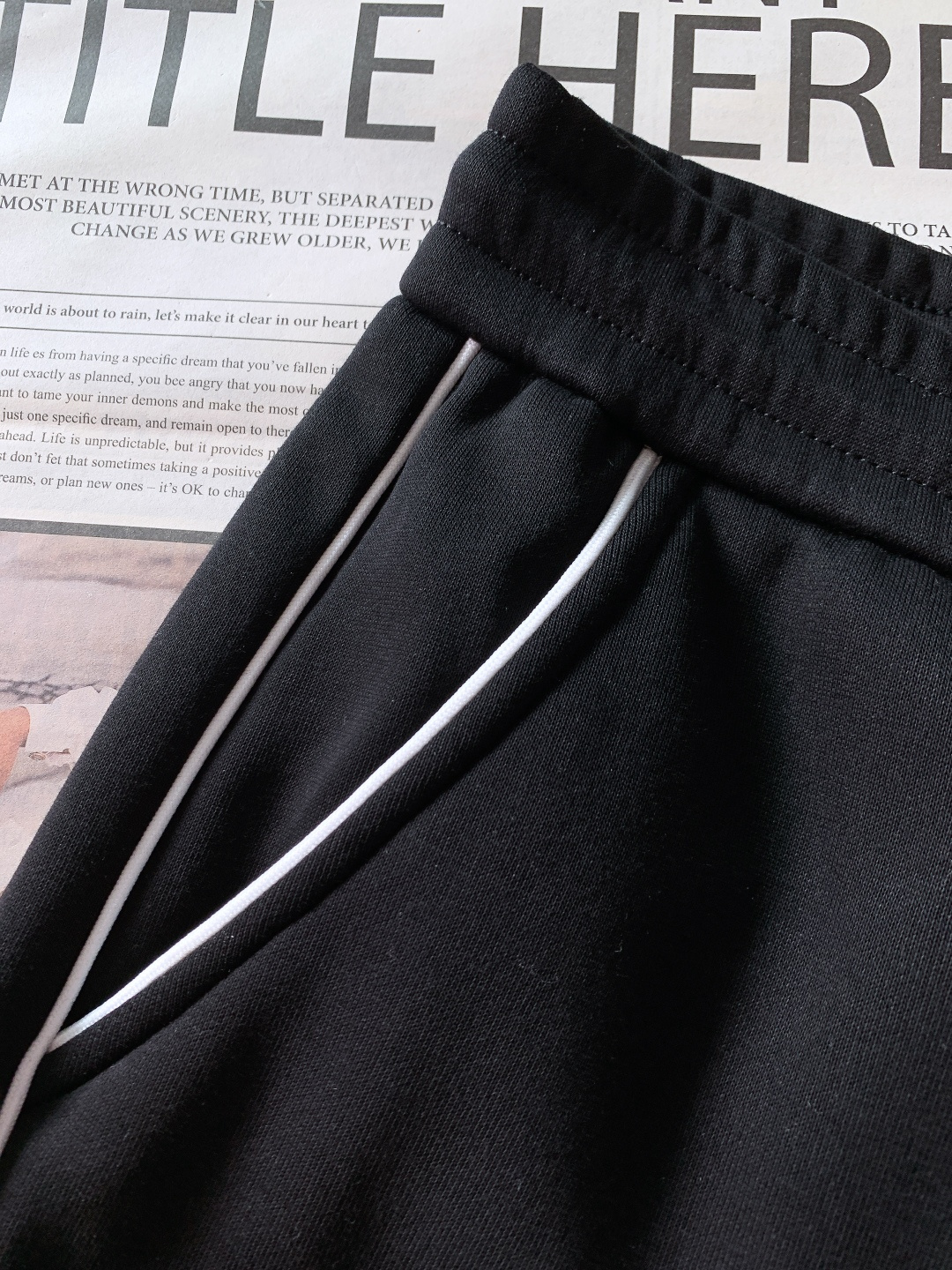 Thom Browne 汤姆·布朗 2025FW秋冬新品 经典四杠学院风休闲裤，经典四条纹元素撞色黑白灰