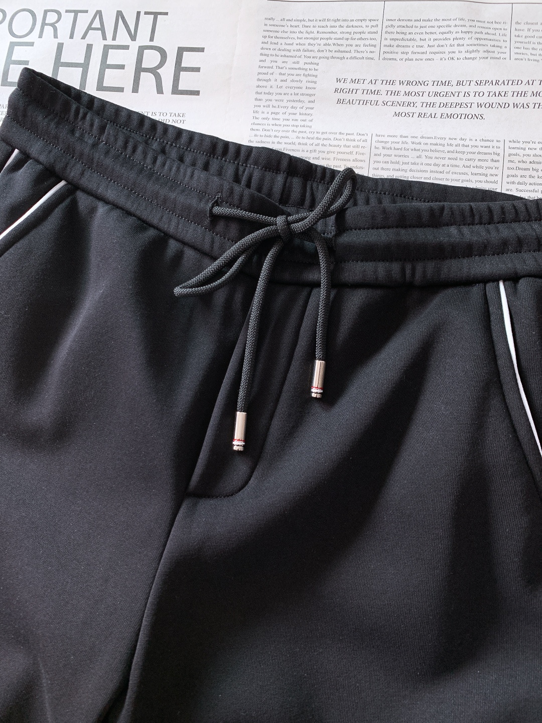 Thom Browne 汤姆·布朗 2025FW秋冬新品 经典四杠学院风休闲裤，经典四条纹元素撞色黑白灰