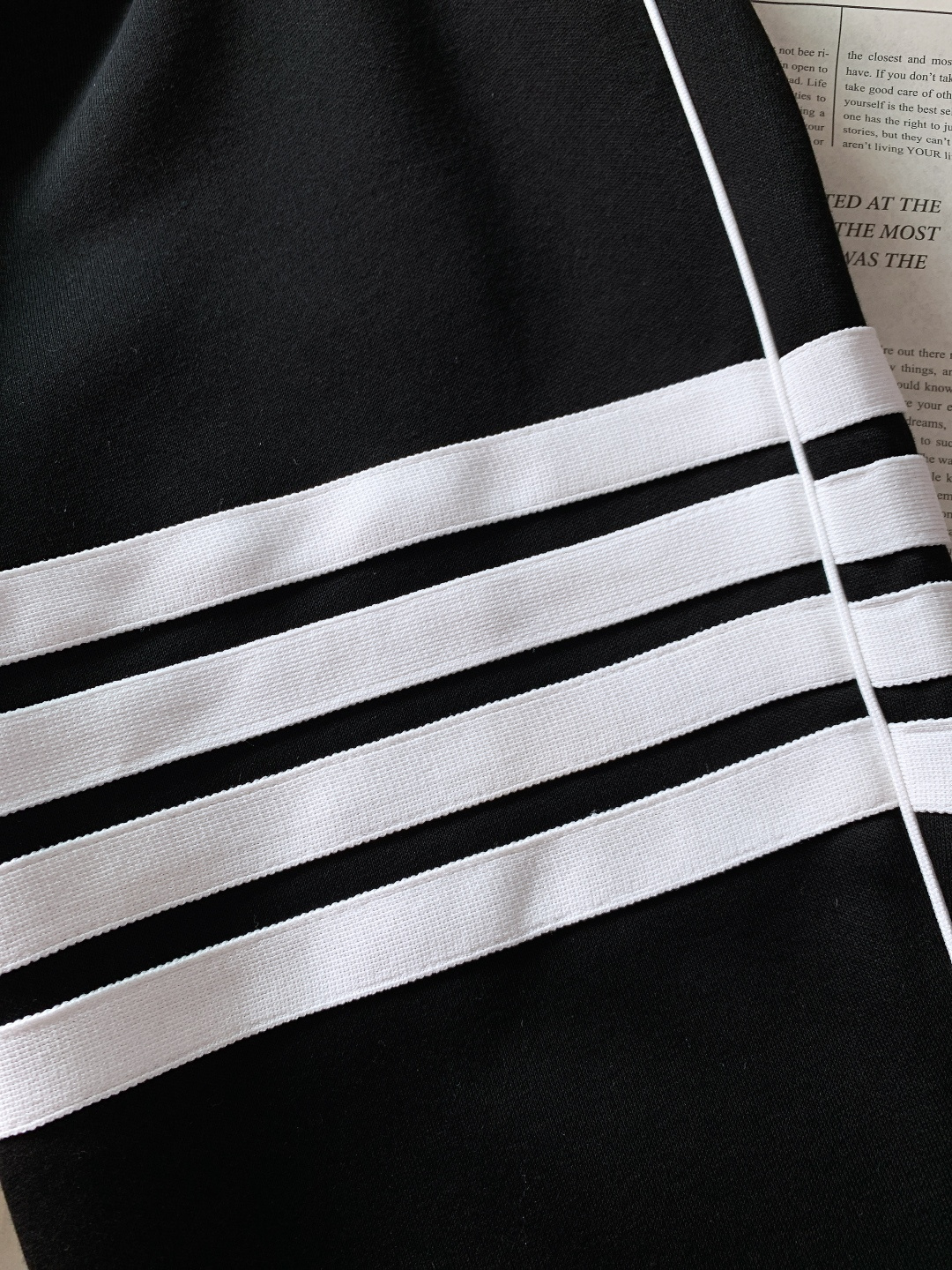 Thom Browne 汤姆·布朗 2025FW秋冬新品 经典四杠学院风休闲裤，经典四条纹元素撞色黑白灰