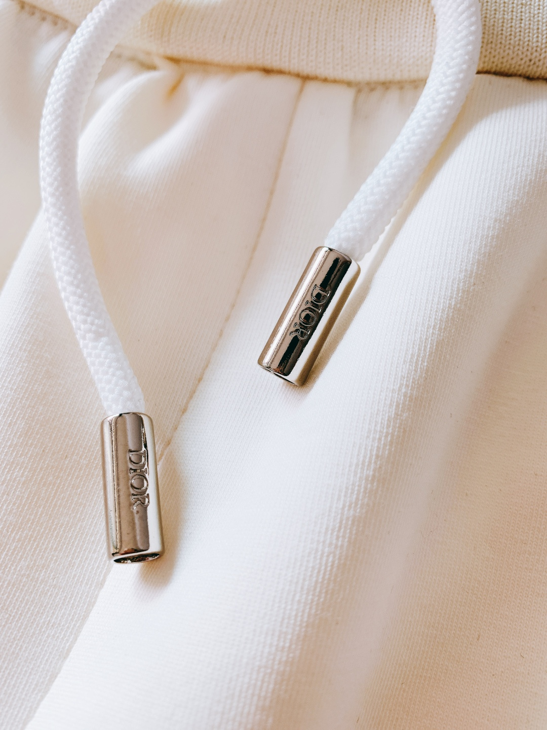 Dior Homme 迪奥·桀傲 2025FW秋冬新品 把法式轻奢刻进细节里！经典黑白双色搭配金属绳扣，