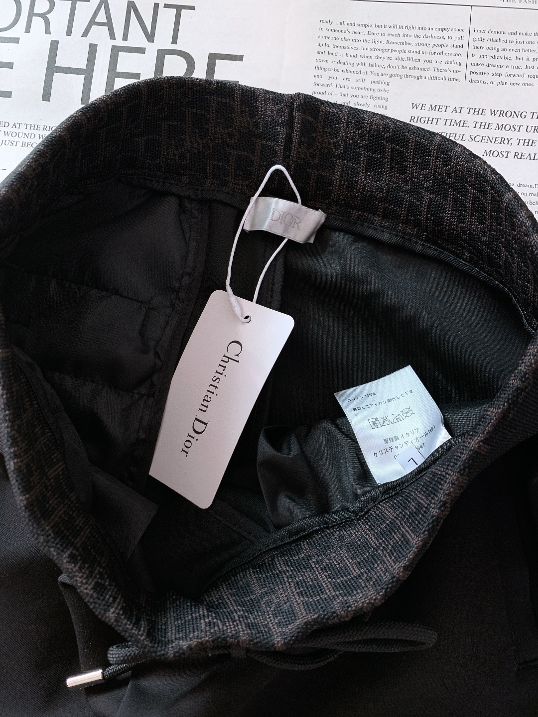 Dior Homme 迪奥·桀傲 2025FW秋冬新品 把法式轻奢刻进细节里！经典黑白双色搭配金属绳扣，