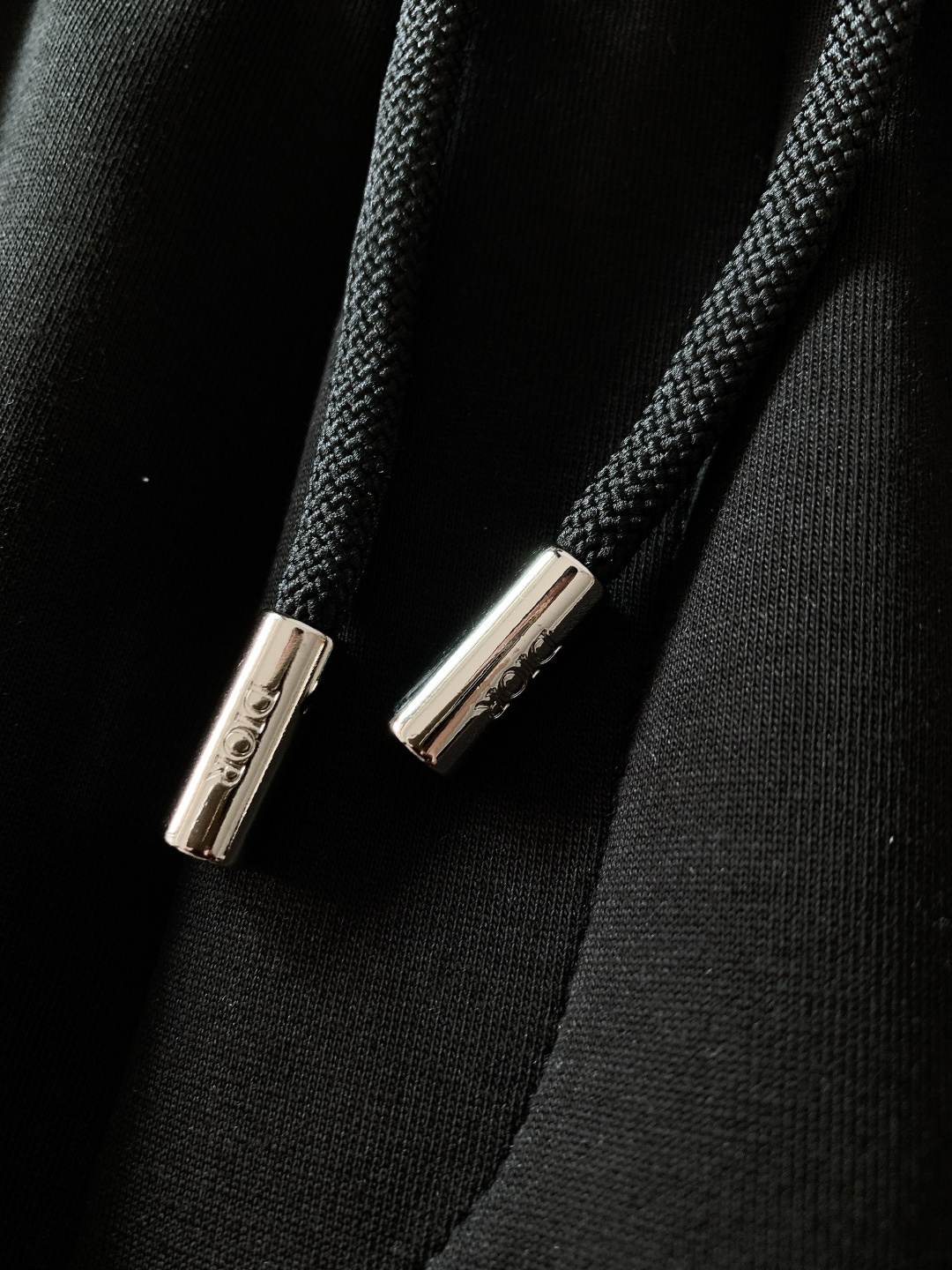 Dior Homme 迪奥·桀傲 2025FW秋冬新品 把法式轻奢刻进细节里！经典黑白双色搭配金属绳扣，