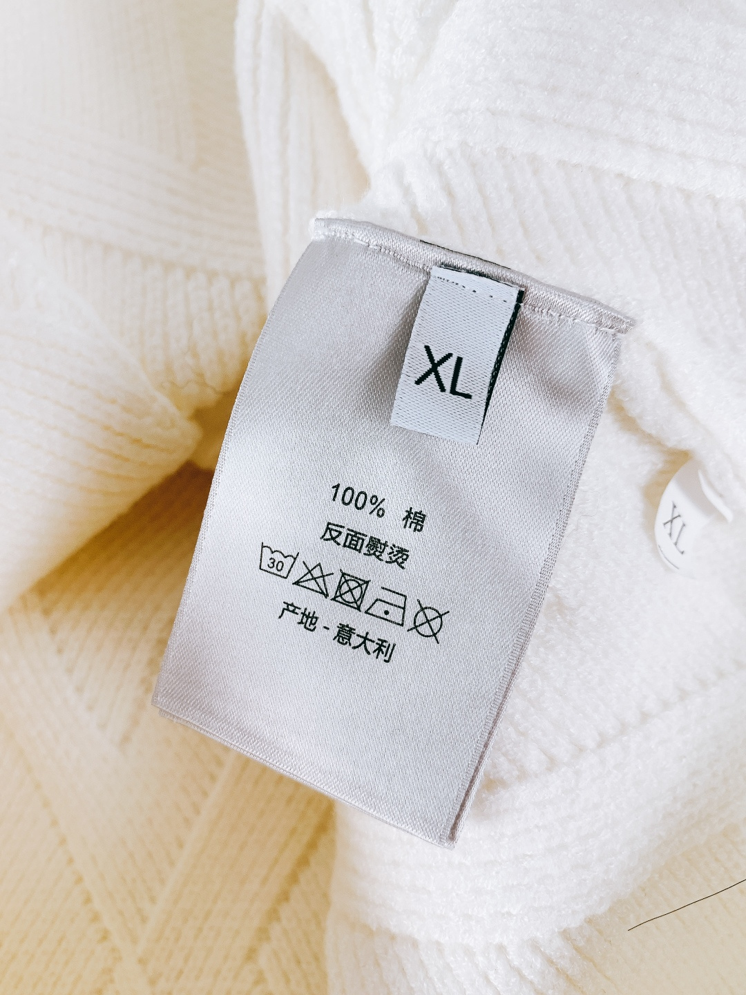 Dior Homme 迪奥·桀傲 2025FW秋冬新品 菱格针织拉链开衫。甄选优质羊毛混纺打造，纤维柔软