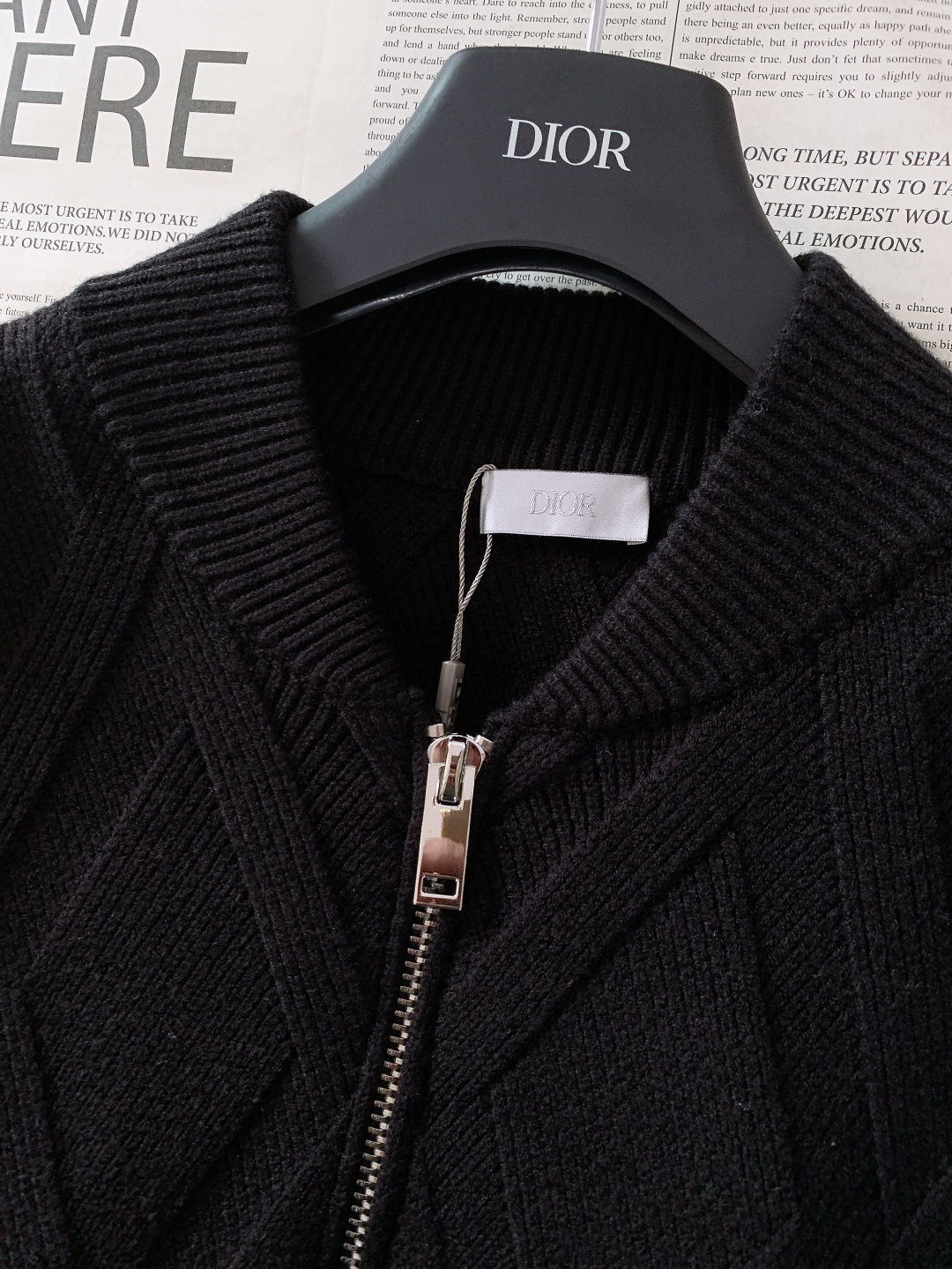 Dior Homme 迪奥·桀傲 2025FW秋冬新品 菱格针织拉链开衫。甄选优质羊毛混纺打造，纤维柔软