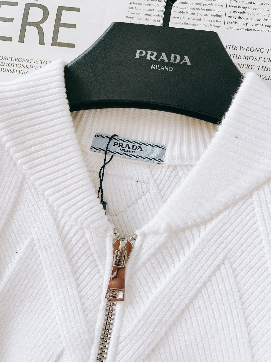 Prada 普拉达 2025FW秋冬新品 菱格针织拉链开衫。精选高支美利奴羊毛织造，纤维细腻柔韧，触感软