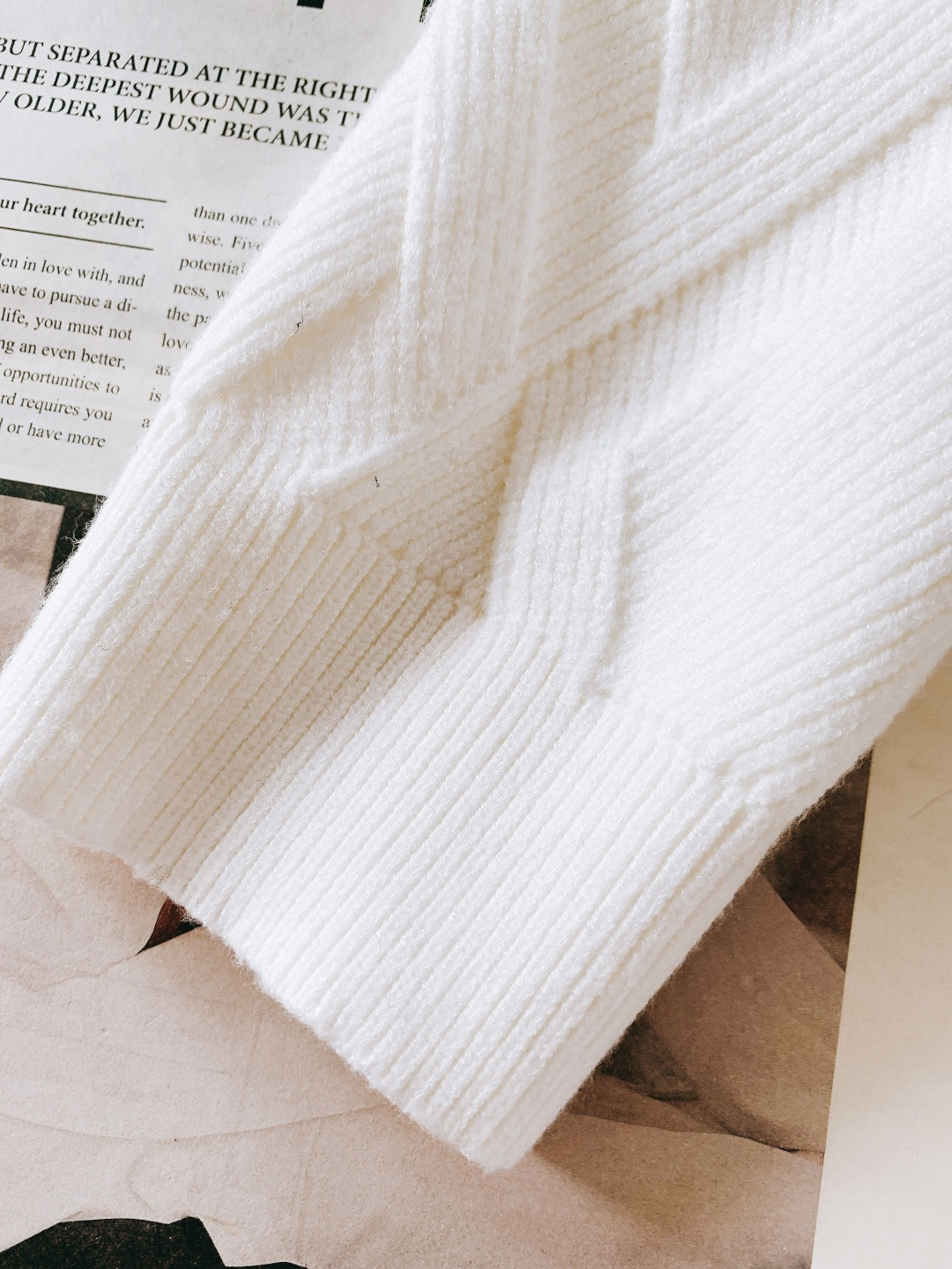 Prada 普拉达 2025FW秋冬新品 菱格针织拉链开衫。精选高支美利奴羊毛织造，纤维细腻柔韧，触感软