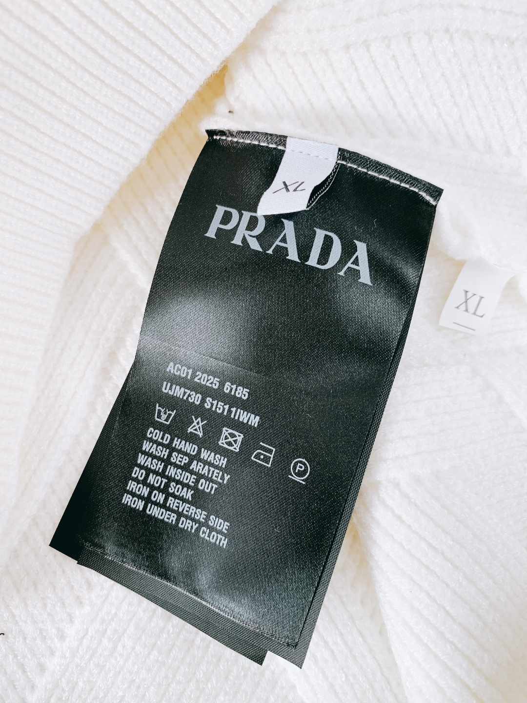 Prada 普拉达 2025FW秋冬新品 菱格针织拉链开衫。精选高支美利奴羊毛织造，纤维细腻柔韧，触感软