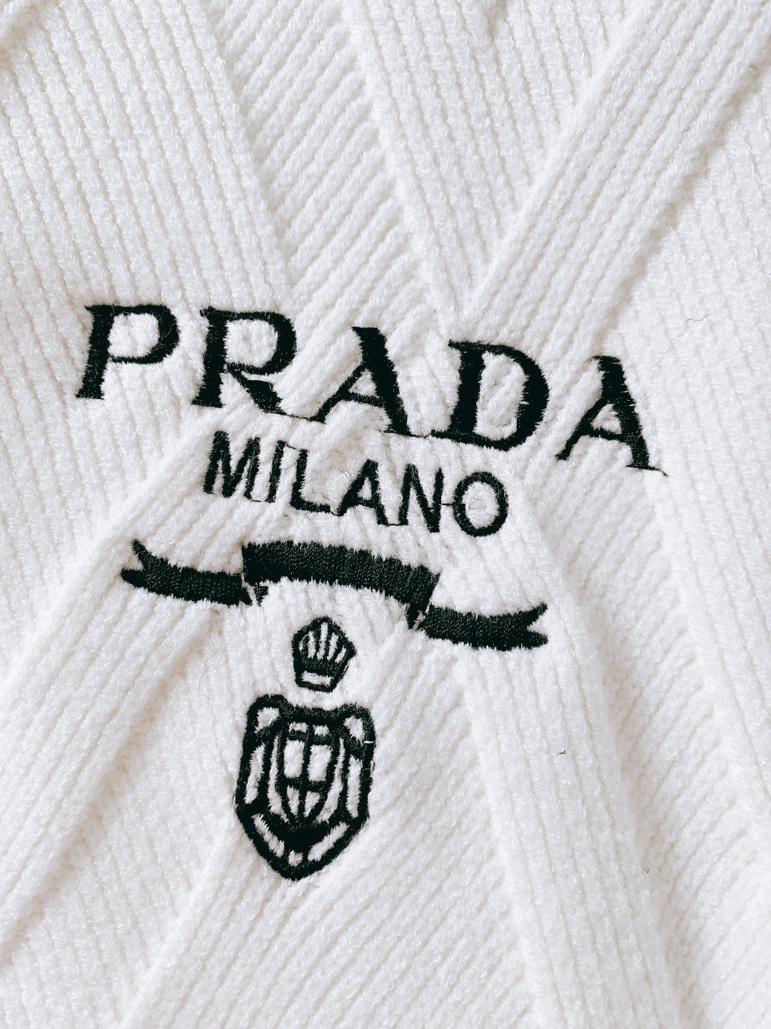 Prada 普拉达 2025FW秋冬新品 菱格针织拉链开衫。精选高支美利奴羊毛织造，纤维细腻柔韧，触感软