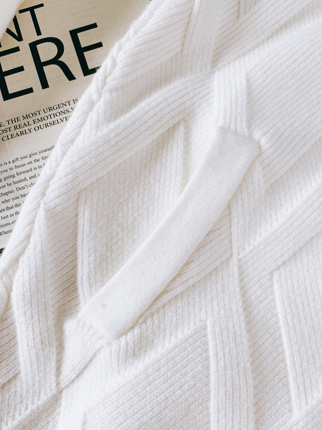 Prada 普拉达 2025FW秋冬新品 菱格针织拉链开衫。精选高支美利奴羊毛织造，纤维细腻柔韧，触感软