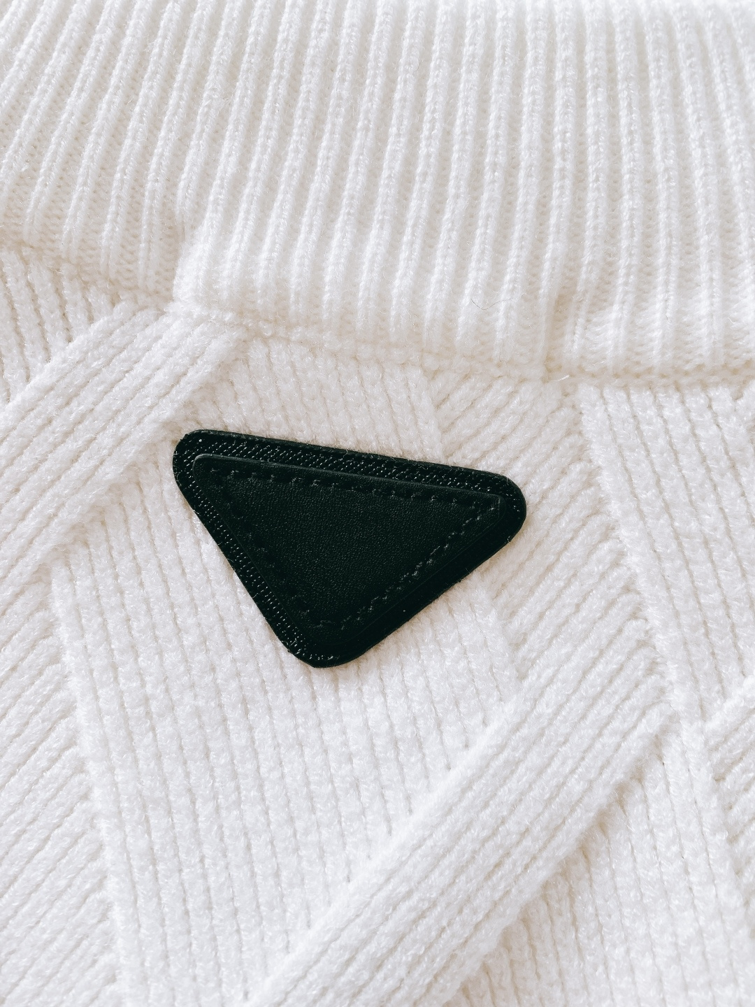 Prada 普拉达 2025FW秋冬新品 菱格针织拉链开衫。精选高支美利奴羊毛织造，纤维细腻柔韧，触感软