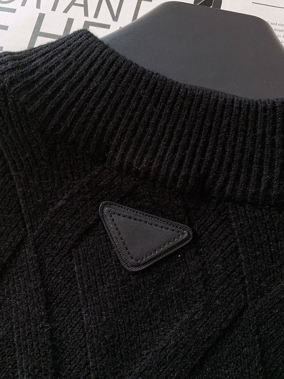 Prada 普拉达 2025FW秋冬新品 菱格针织拉链开衫。精选高支美利奴羊毛织造，纤维细腻柔韧，触感软