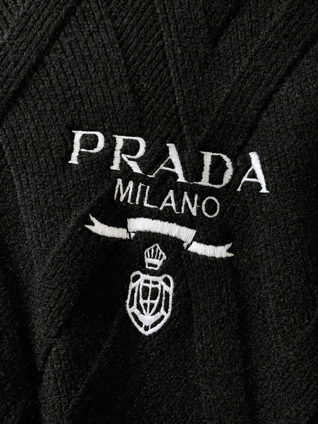 Prada 普拉达 2025FW秋冬新品 菱格针织拉链开衫。精选高支美利奴羊毛织造，纤维细腻柔韧，触感软