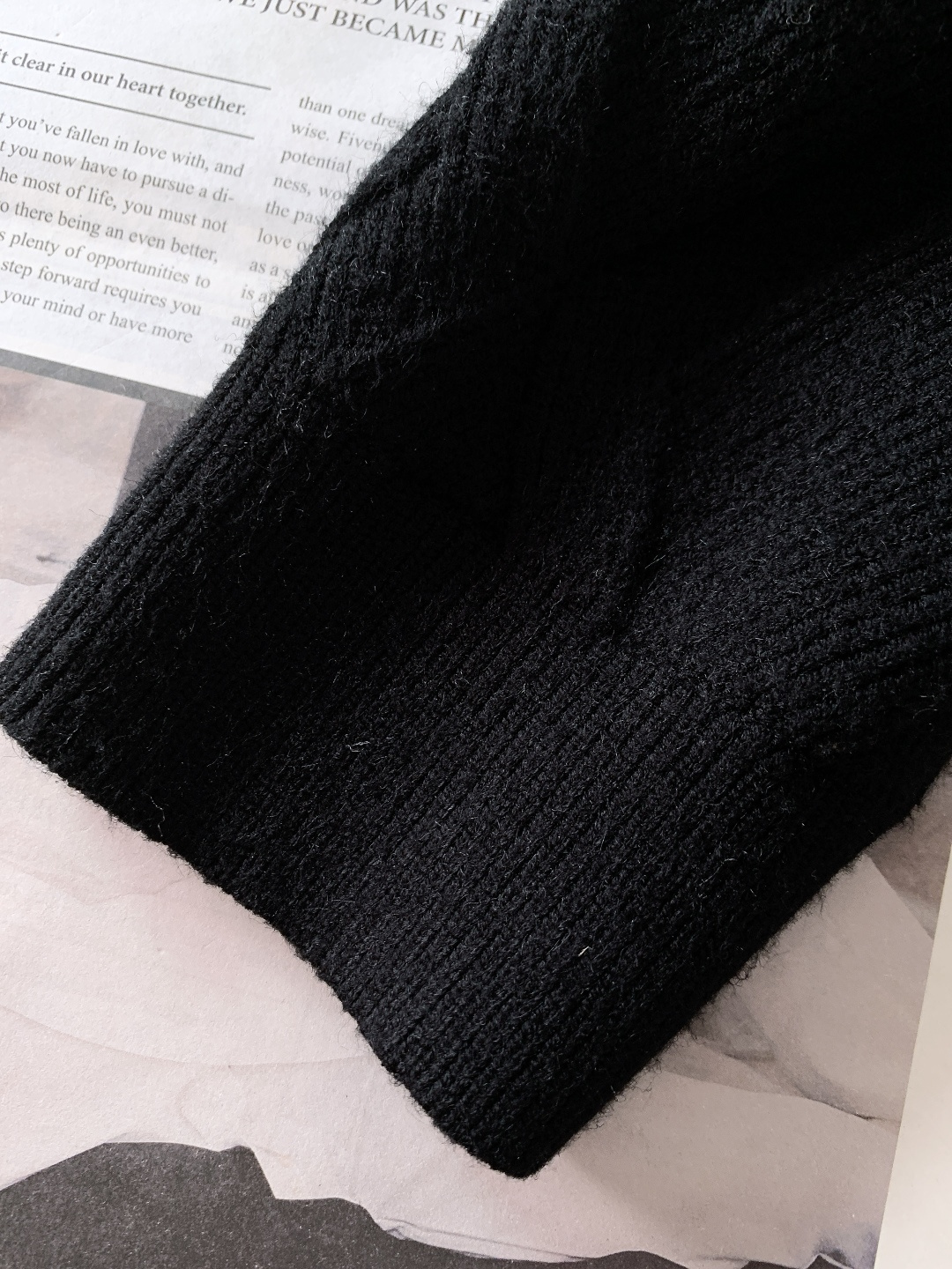 Prada 普拉达 2025FW秋冬新品 菱格针织拉链开衫。精选高支美利奴羊毛织造，纤维细腻柔韧，触感软