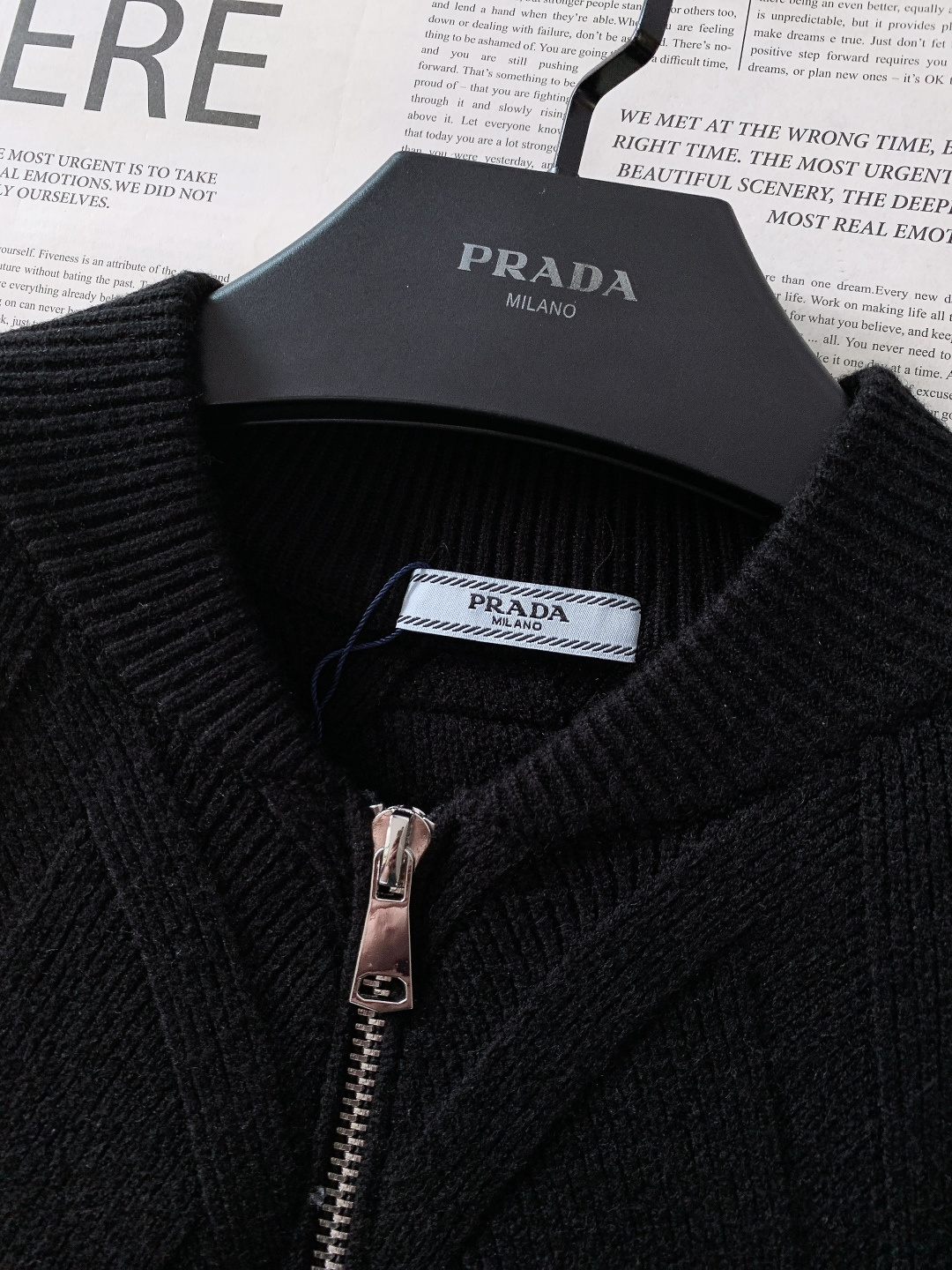 Prada 普拉达 2025FW秋冬新品 菱格针织拉链开衫。精选高支美利奴羊毛织造，纤维细腻柔韧，触感软