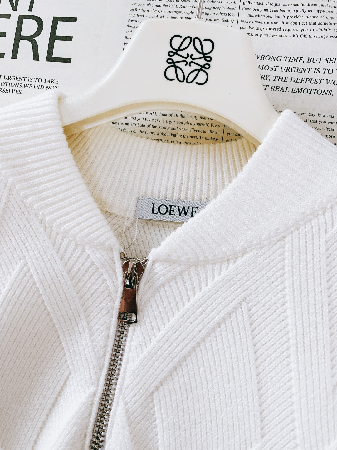 Loewe 罗意威 2025FW秋冬新品 菱格针织拉链开衫。甄选优质羊毛混纺打造，针织纹理密实不易变形，