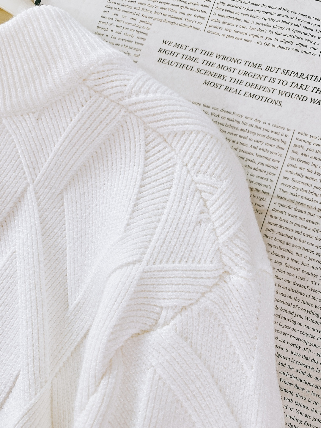 Loewe 罗意威 2025FW秋冬新品 菱格针织拉链开衫。甄选优质羊毛混纺打造，针织纹理密实不易变形，